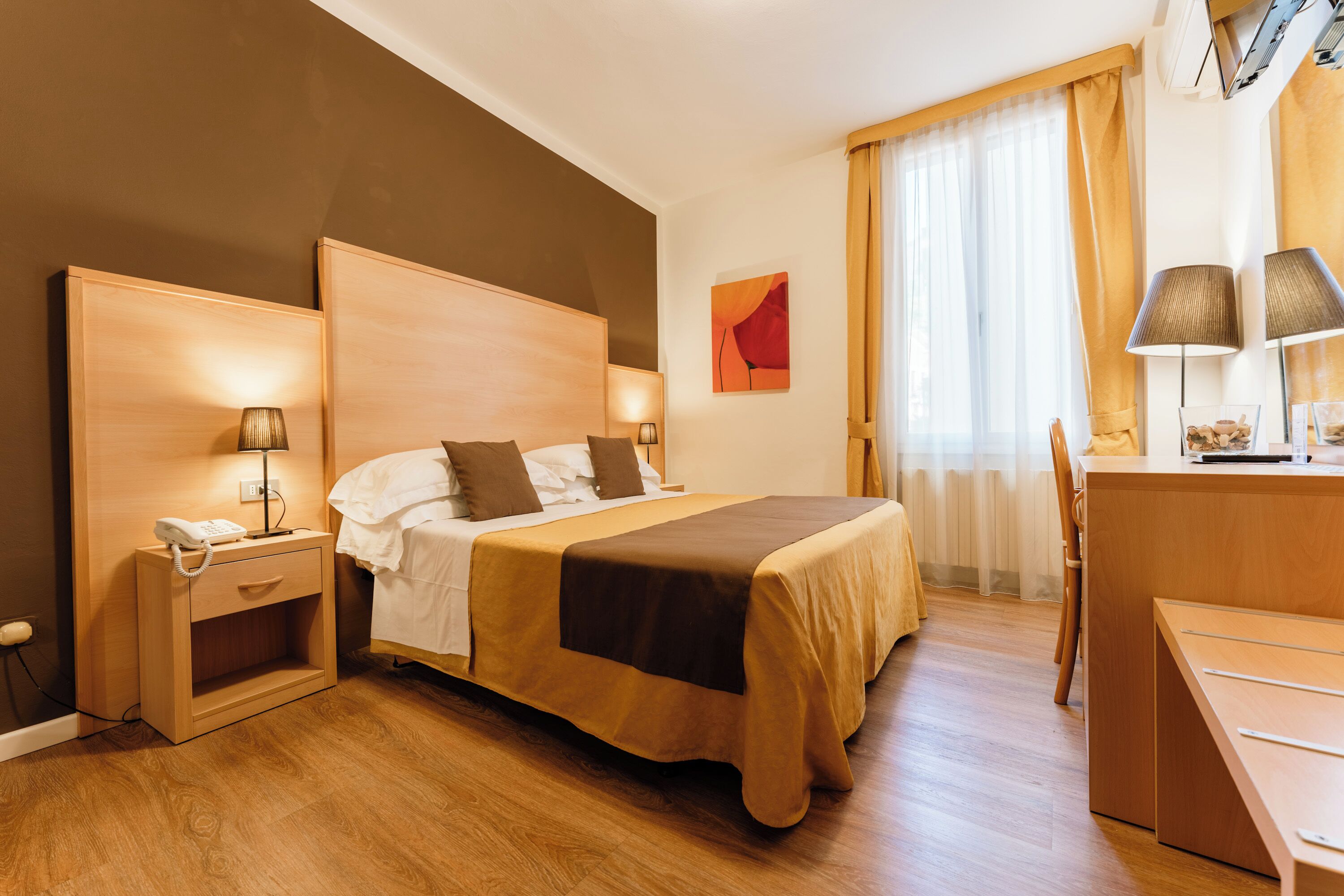 classic double or twin room | 1 bedroom, minibar, in-room safe, desk