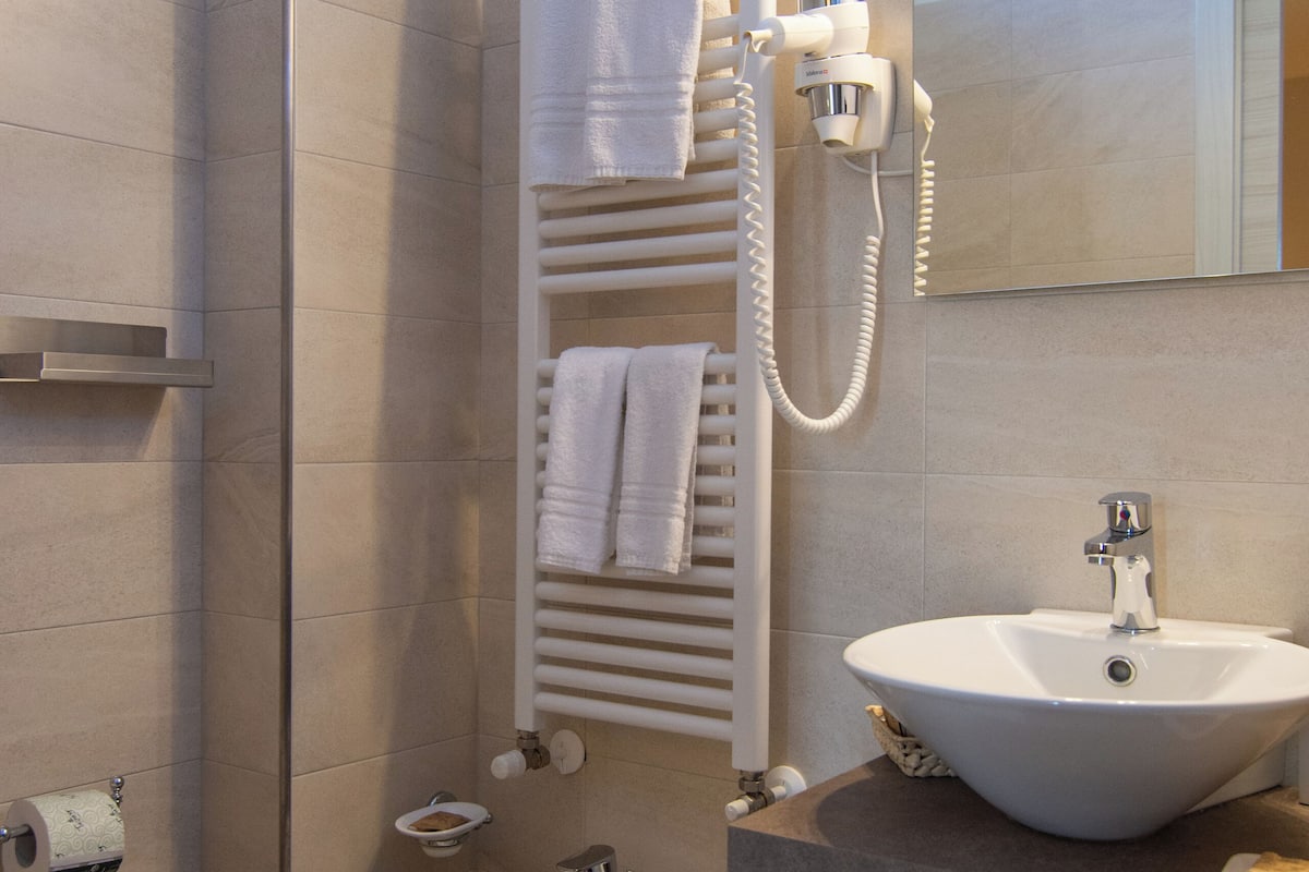 romantic room, balcony, lake view | bathroom | shower, free toiletries, hair dryer, slippers