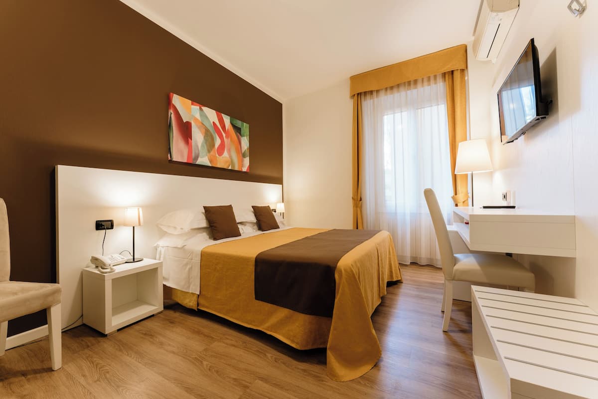 classic double or twin room | 1 bedroom, minibar, in-room safe, desk