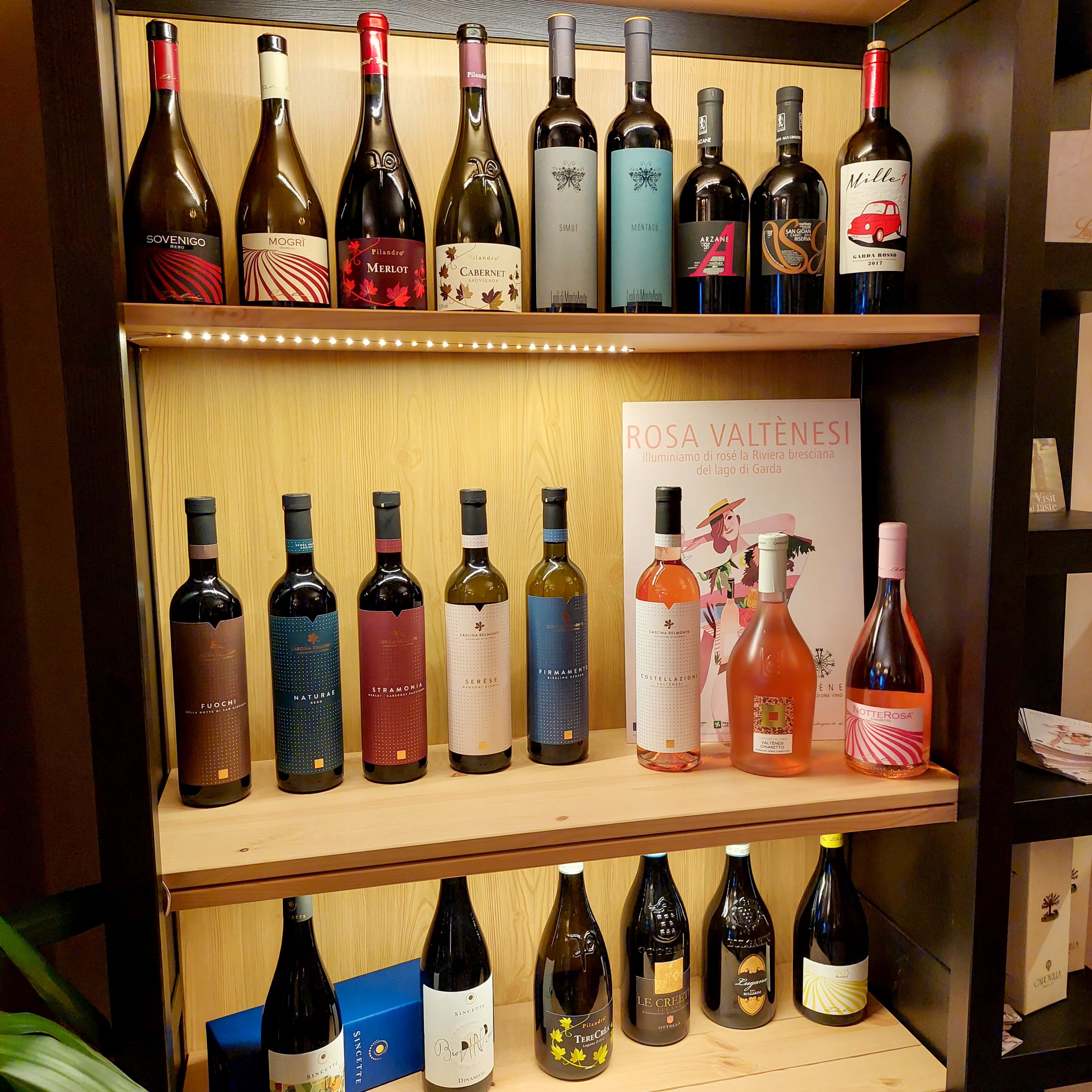 Una botellera con varias botellas de vino.
