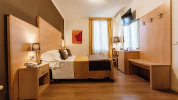 Camera Classic con letto matrimoniale o 2 letti singoli | Minibar, una cassaforte in camera, una scrivania, Wi-Fi gratuito
