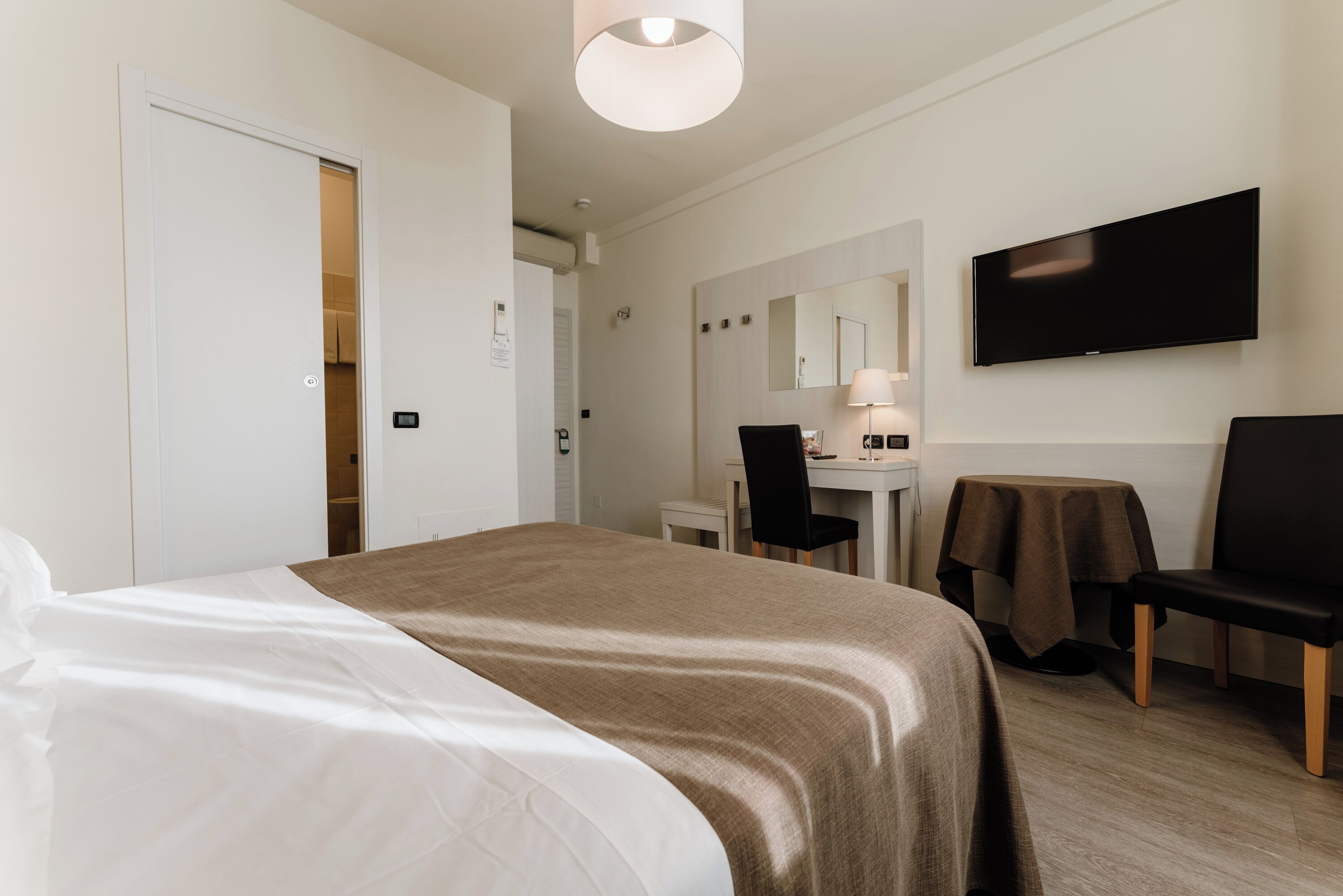Doppia Comfort, vista città | Minibar, una cassaforte in camera, una scrivania, Wi-Fi gratuito