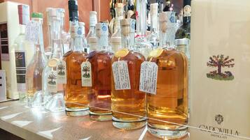 Forskellige flasker Carovilla Distillati står på en disk.