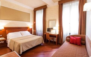 Minibar, in-room safe, desk, blackout curtains - Madrid (Rome)