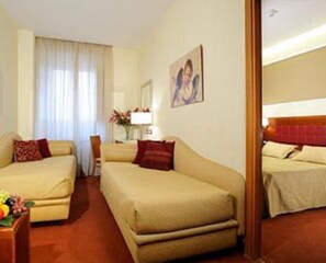 Minibar, in-room safe, desk, blackout curtains - Madrid (Rome)
