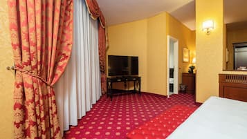 Suite, Whirlpool | Minibar, Zimmersafe, Schreibtisch, laptopgeeigneter Arbeitsplatz