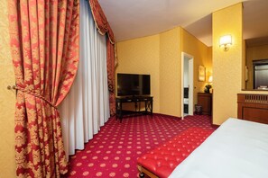 Suite, spabadekar | Minibar, safe på rommet, skrivebord og skrivebord for bærbar PC