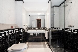 Hair dryer, slippers, bidet, towels - Maxim Hotel (Peschiera Borromeo)