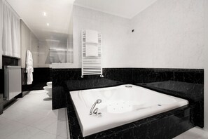 Suite, bain à remous | Salle de bain