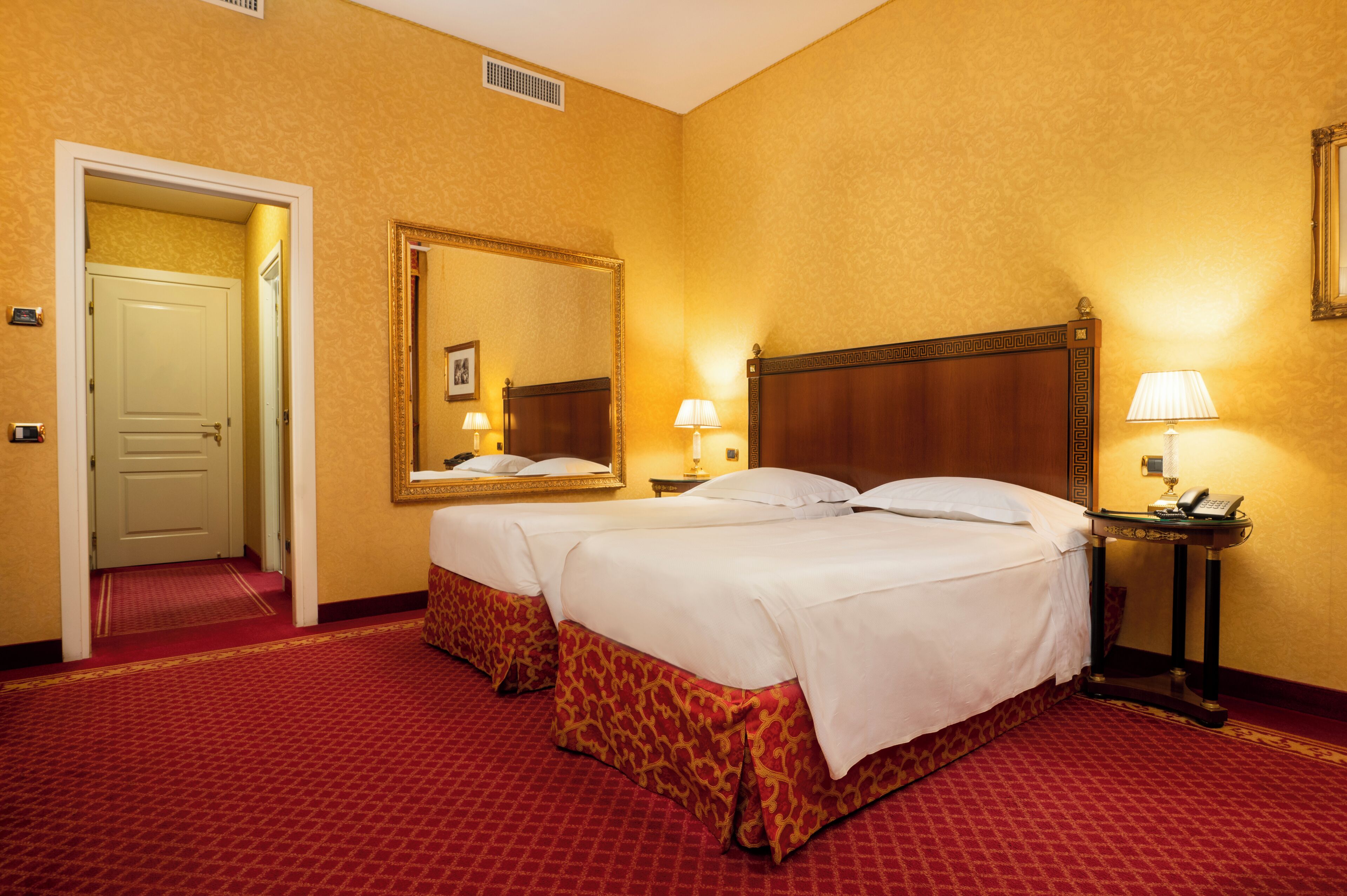 Tomannsrom | Minibar, safe på rommet, skrivebord og skrivebord for bærbar PC