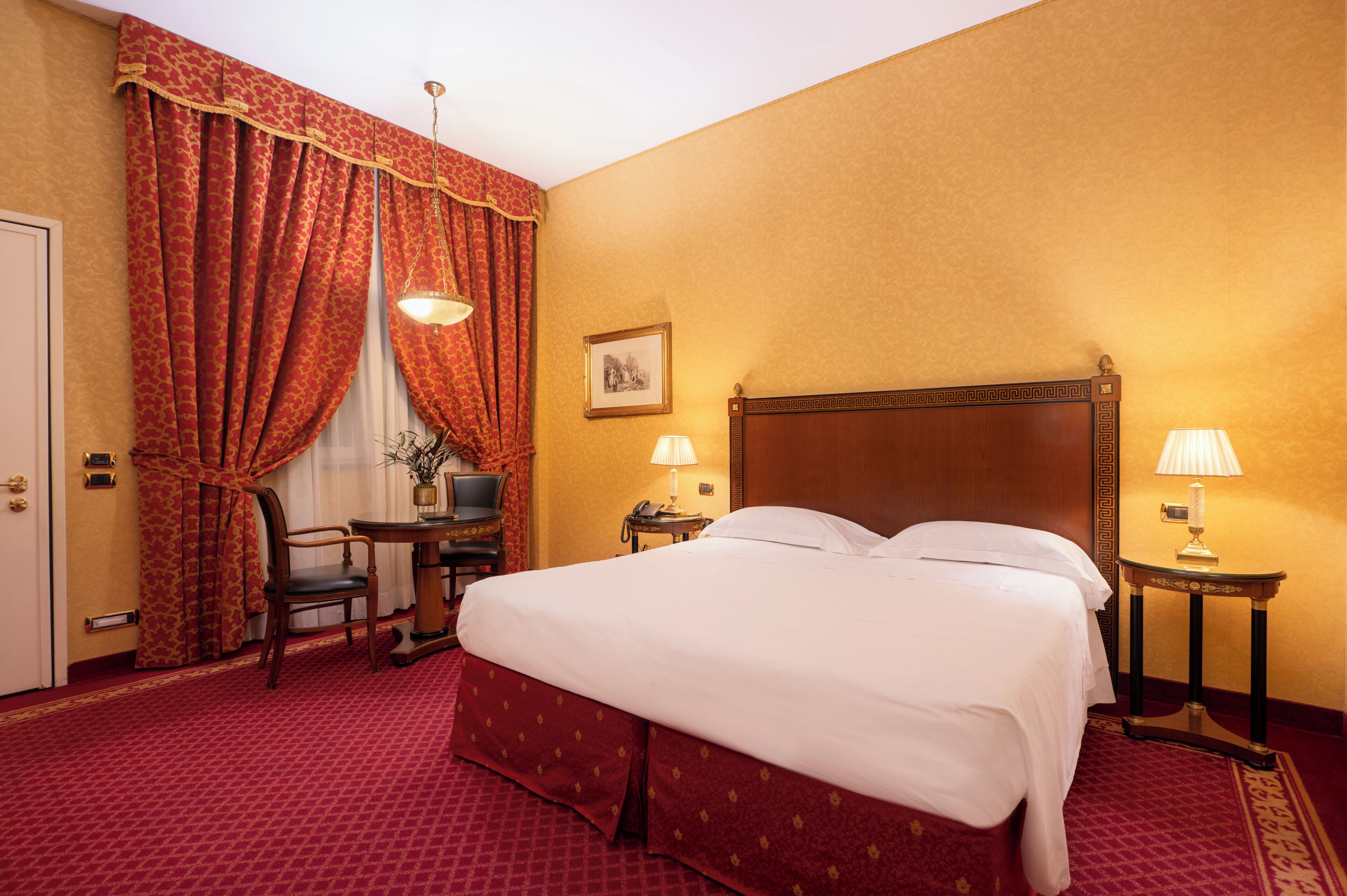 Minibar, safe på rommet, skrivebord og skrivebord for bærbar PC