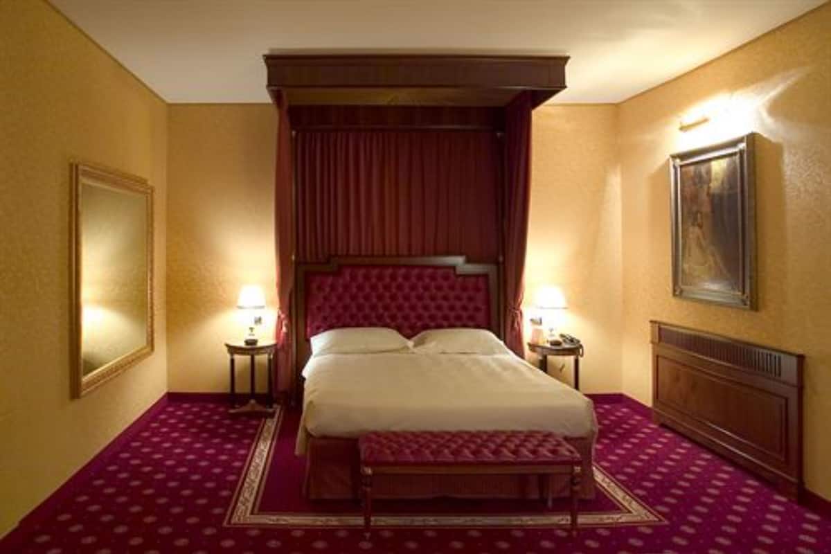 Suite, Hot Tub | 1 bedroom, minibar, in-room safe, desk