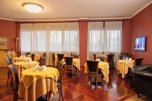Tägliches Frühstücksbuffet gegen Gebühr