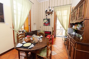 Free daily continental breakfast  - Areamare Bed & Breakfast (Naples)
