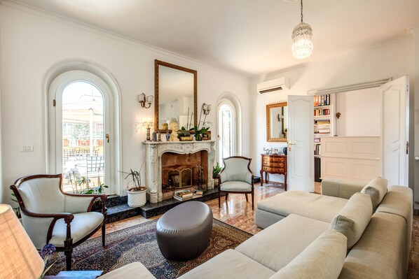 TV - Astoria Palace (Rome)