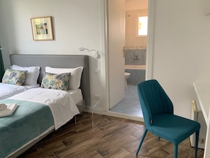 Habitación con 2 camas individuales | Minibar, caja fuerte, escritorio y tabla de planchar con plancha