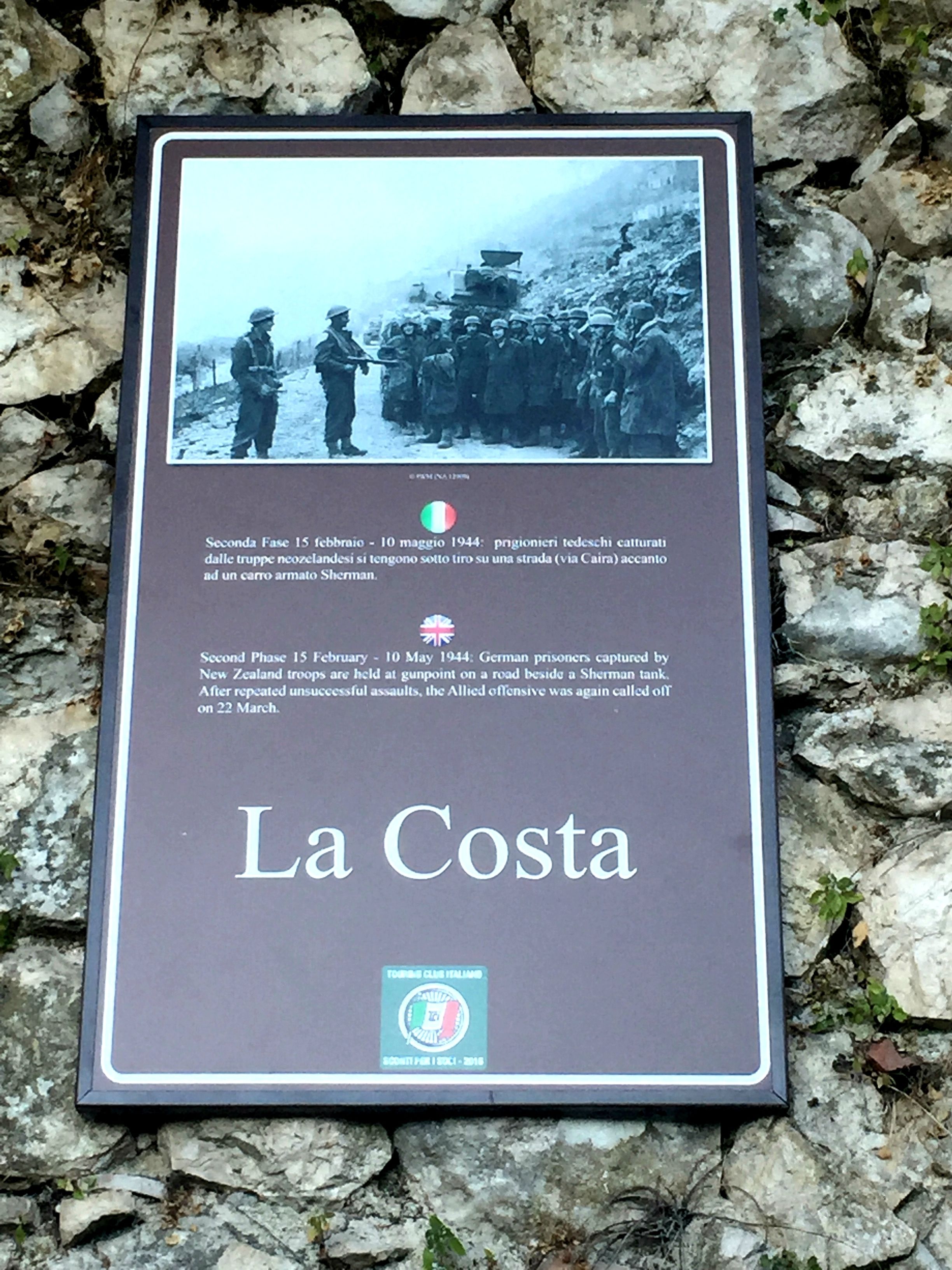 En minnesplatta med ett fotografi och en text som beskriver en händelse som ägde rum i La Costa.