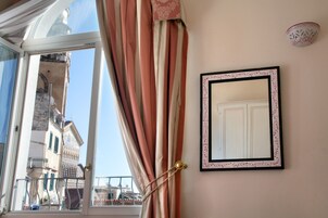 Sábanas de algodón egipcio, ropa de cama de alta calidad y minibar 