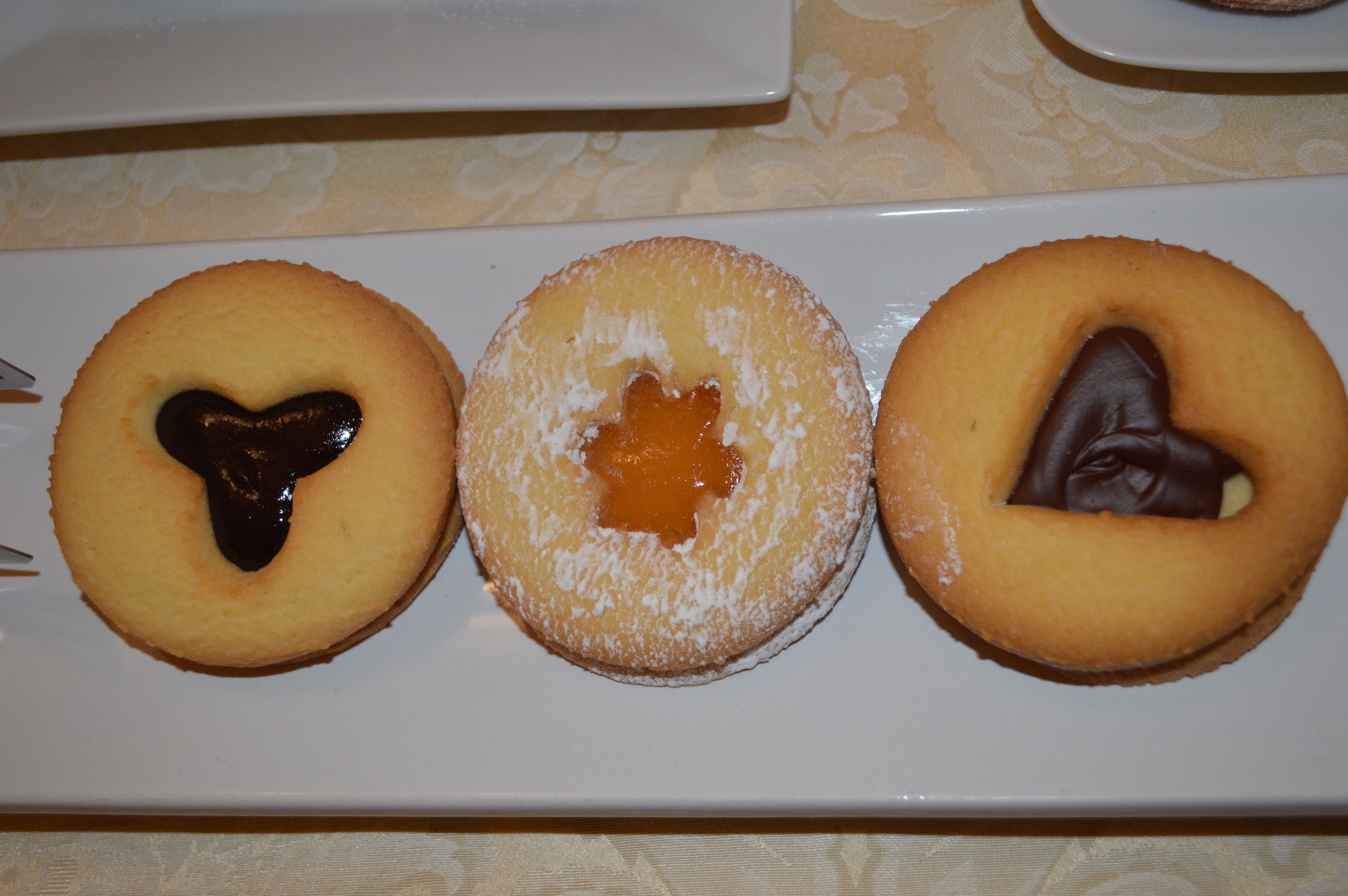 Tres pasteles sobre un plato blanco.