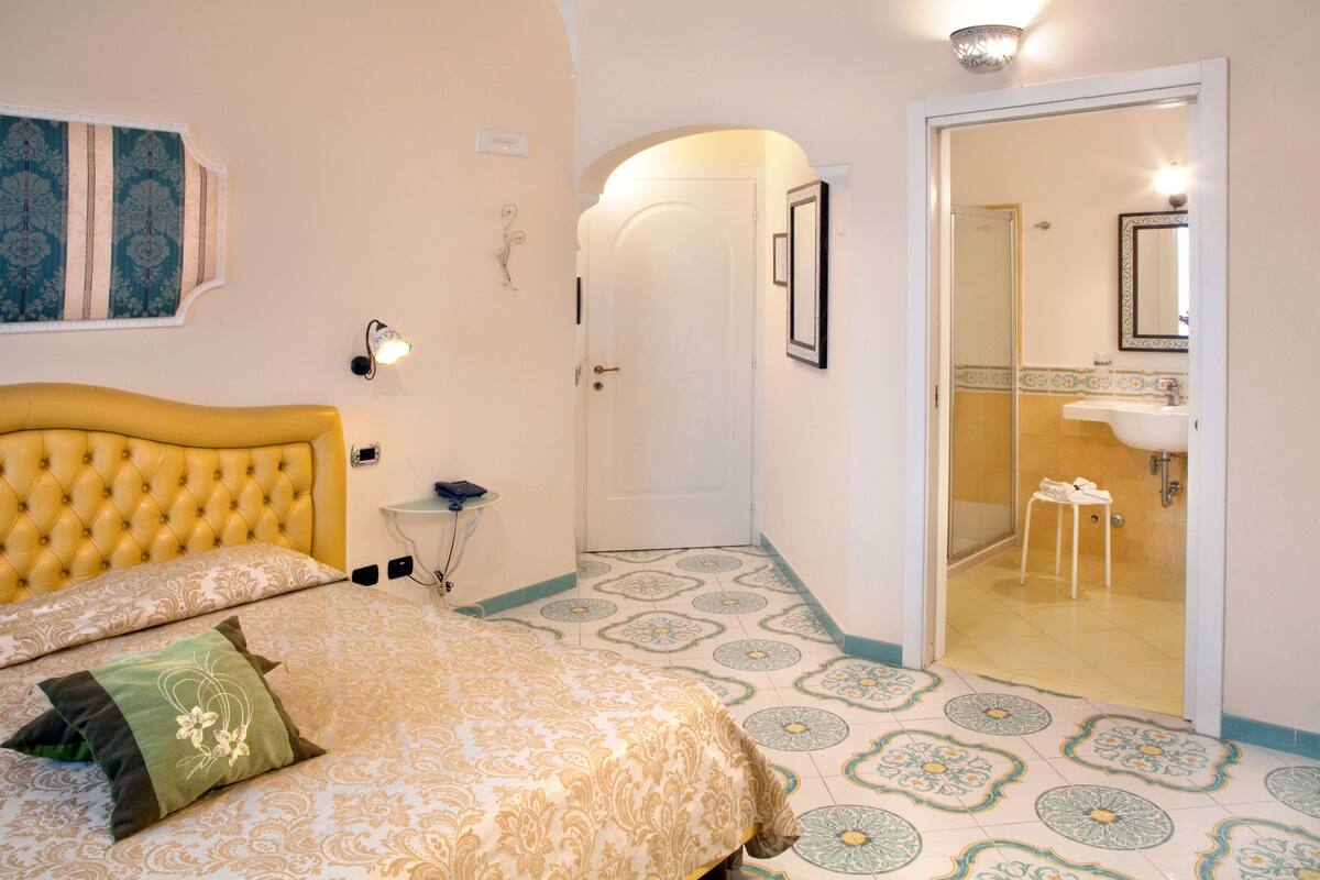 deluxe room | 1 bedroom, egyptian cotton sheets, premium bedding, minibar