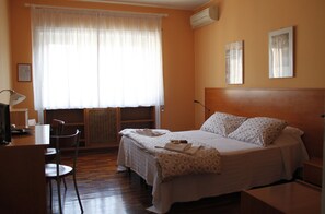 Double Room | Frette Italian sheets, premium bedding, individually decorated - Le Finestre sul Vaticano (Rome)