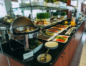 A buffet with various food items, including salads, meats, and hot dishes, arranged on a counter with a sign indicating 'JASON'S'. - Hotel Boulevard (Lima)
