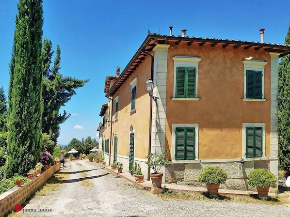 Fachada de la propiedad