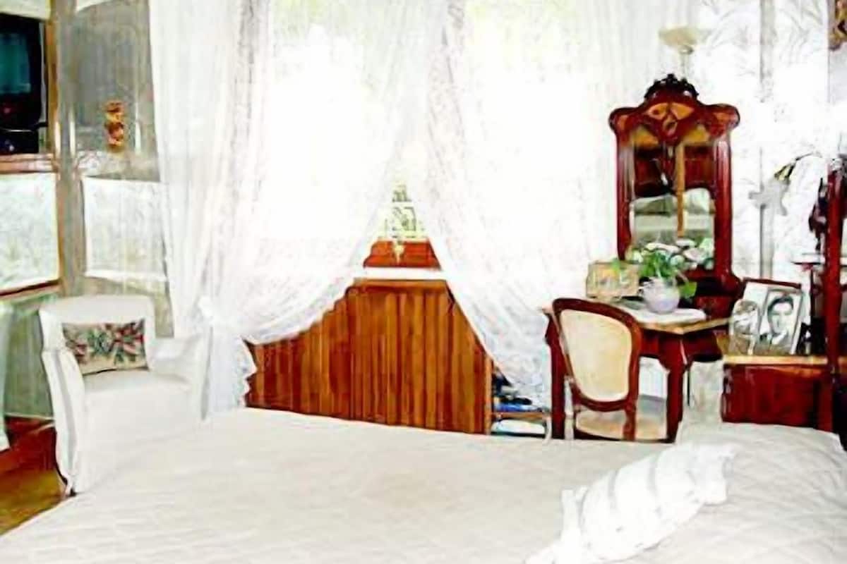 1 bedroom, premium bedding, down comforters, Select Comfort beds