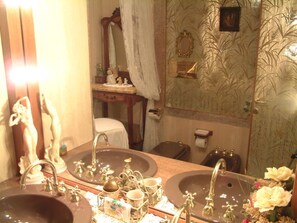 Triple Room | Bathroom | Free toiletries, hair dryer, towels