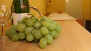 مكتب وتجهيزات عازلة للصوت ومكواة/لوح كي وأسرّة أطفال/رضّع