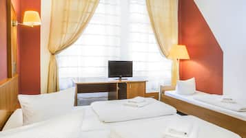 Comfort Double or Twin Room, Private Bathroom | Individually decorated, individually furnished, desk, soundproofing