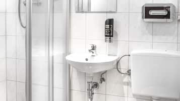 Comfort-Doppel- oder -Zweibettzimmer, eigenes Bad | Badezimmer | Dusche, kostenlose Toilettenartikel, Haartrockner, Handtücher