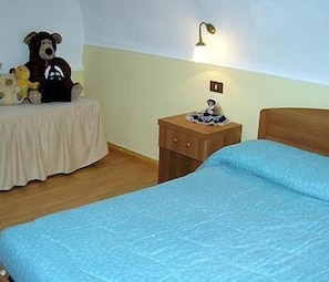 Double Room | Iron/ironing board, rollaway beds, free WiFi, bed sheets