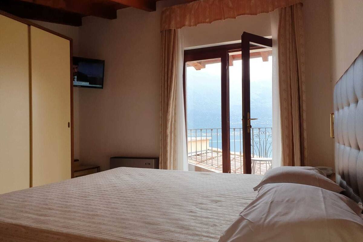 double room, 1 double bed, lake view | minibar, in-room safe, desk, blackout curtains