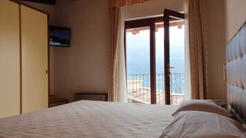 Tweepersoonskamer, 1 tweepersoonsbed, uitzicht op meer | Een minibar, een kluis op de kamer, een bureau, verduisterende gordijnen