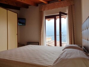 Habitación doble, 1 cama matrimonial, vista al lago | Minibar, caja de seguridad en la habitación y escritorio 