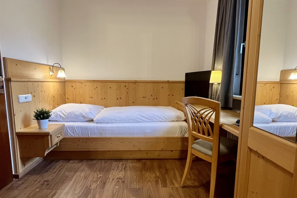 单人房 (Small Single Room) | 客房内保险箱、办公桌、免费 WiFi、床单
