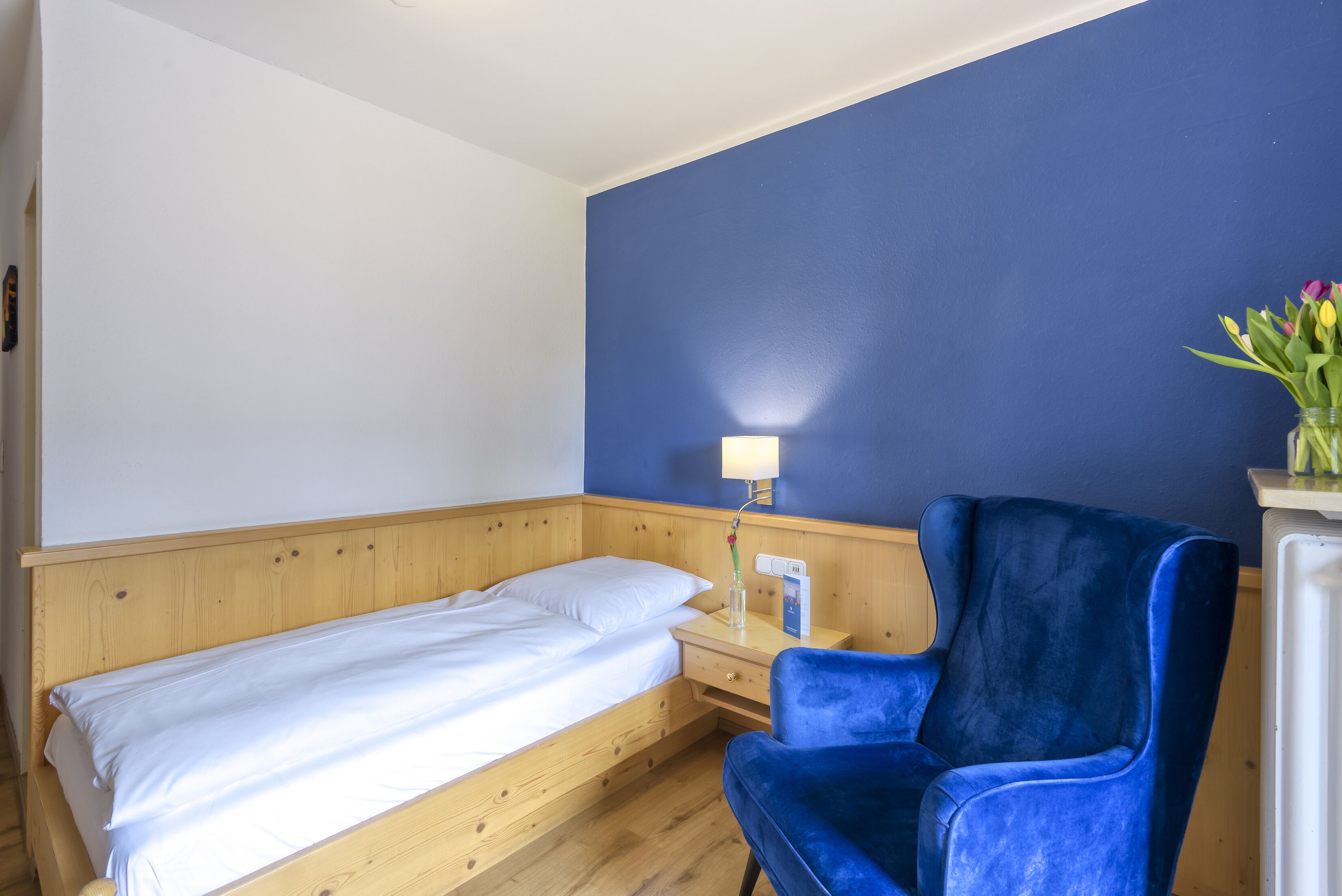 single room | in-room safe, desk, free wifi, bed sheets