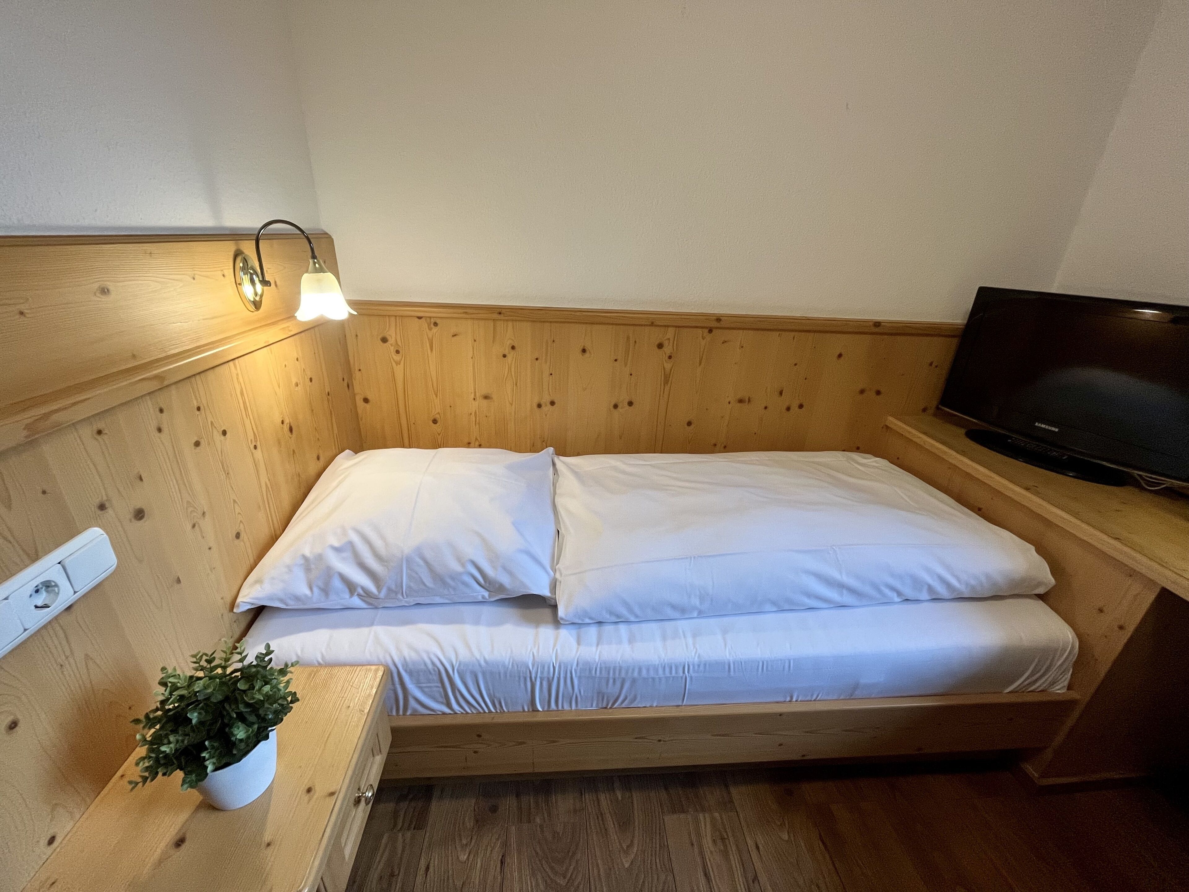 single room | in-room safe, desk, free wifi, bed sheets