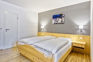 Dobbeltrom | Safe på rommet, skrivebord, wi-fi (inkludert) og sengetøy