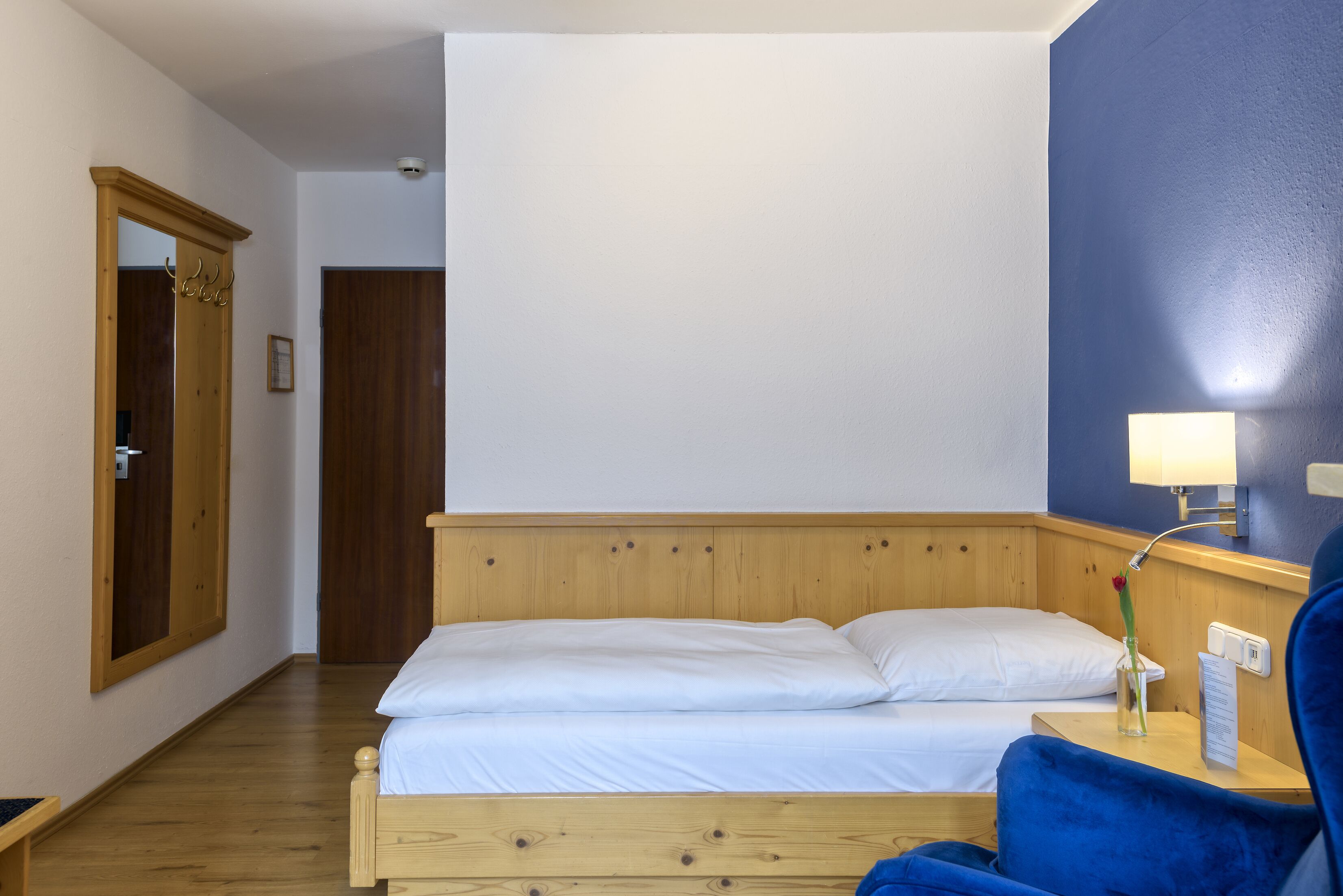 single room | in-room safe, desk, free wifi, bed sheets