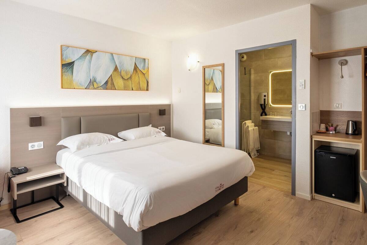 single room | desk, blackout curtains, iron/ironing board, cots/infant beds