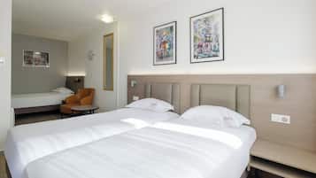 Bureau, rideaux occultants, fer et planche Ă repasser