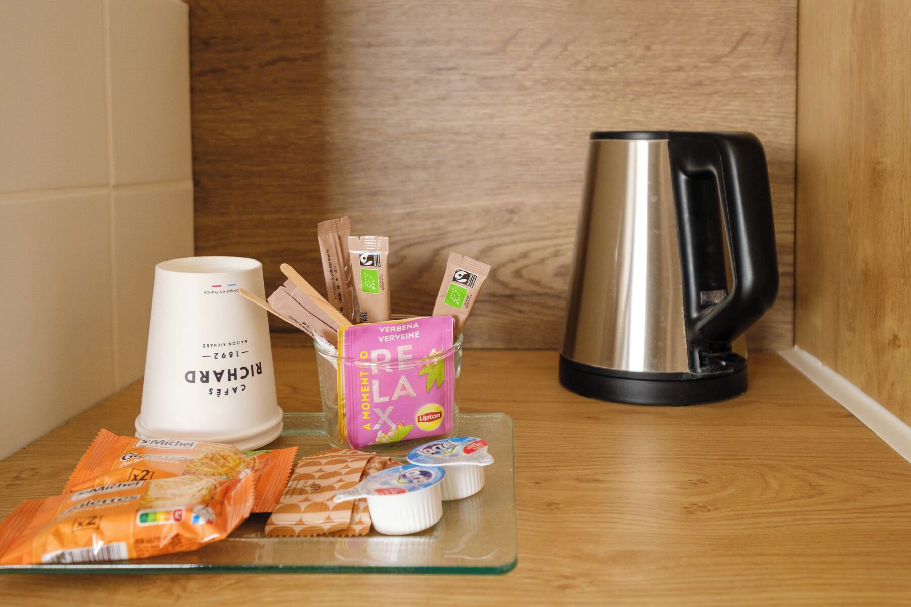 26-inch flat-screen tv with satellite channels, tv