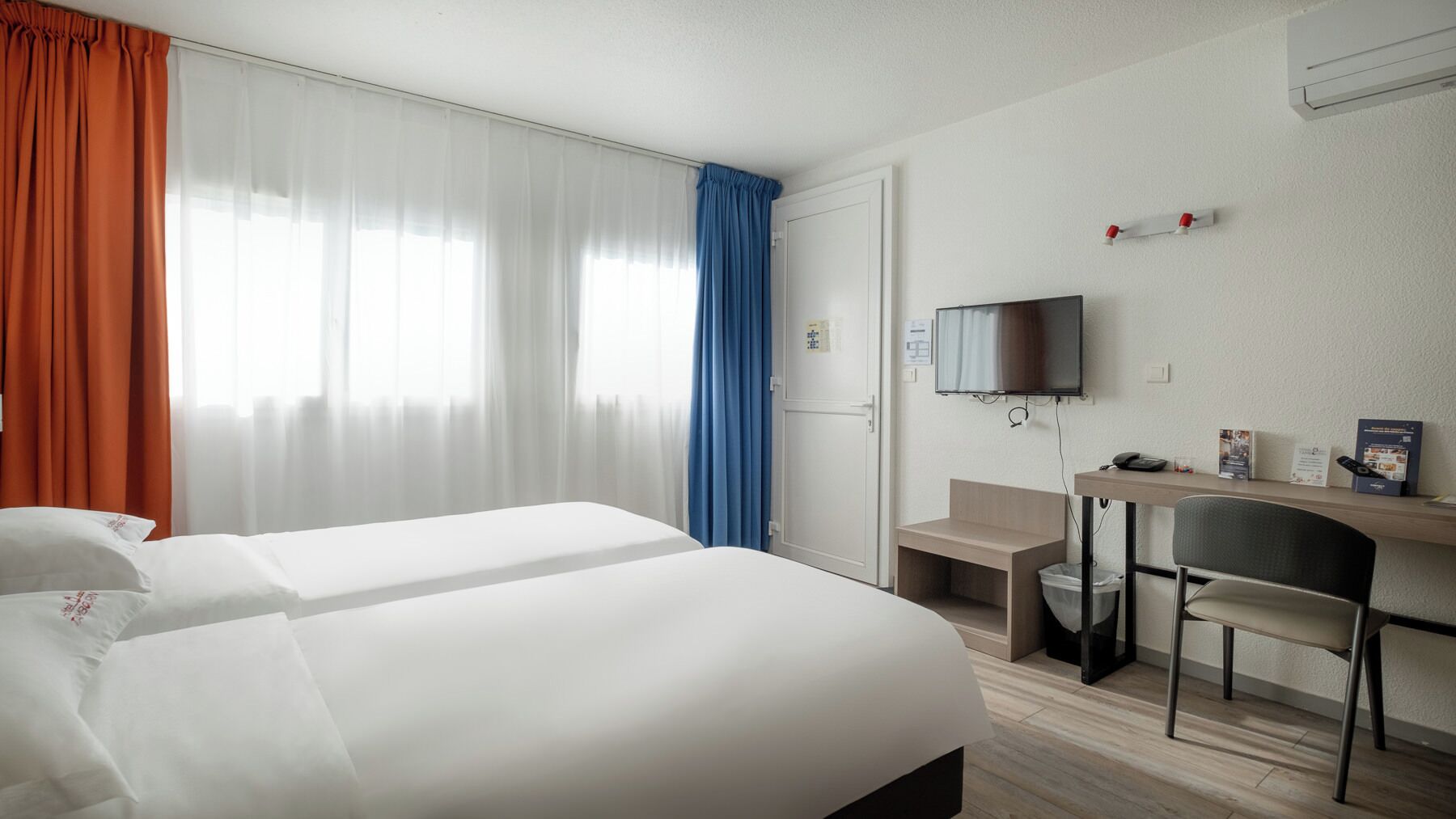 triple room | desk, blackout curtains, iron/ironing board, cots/infant beds