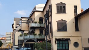 A multi-story building with a flat roof, balconies, and a staircase. - Hotel San Giorgio (Bergamo)
