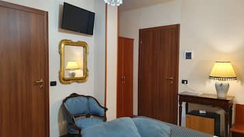 Triple Room | Minibar, in-room safe, desk, free WiFi