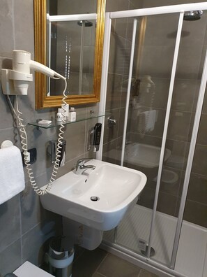 Shower, free toiletries, hair dryer, bathrobes - Hotel San Giorgio (Bergamo)