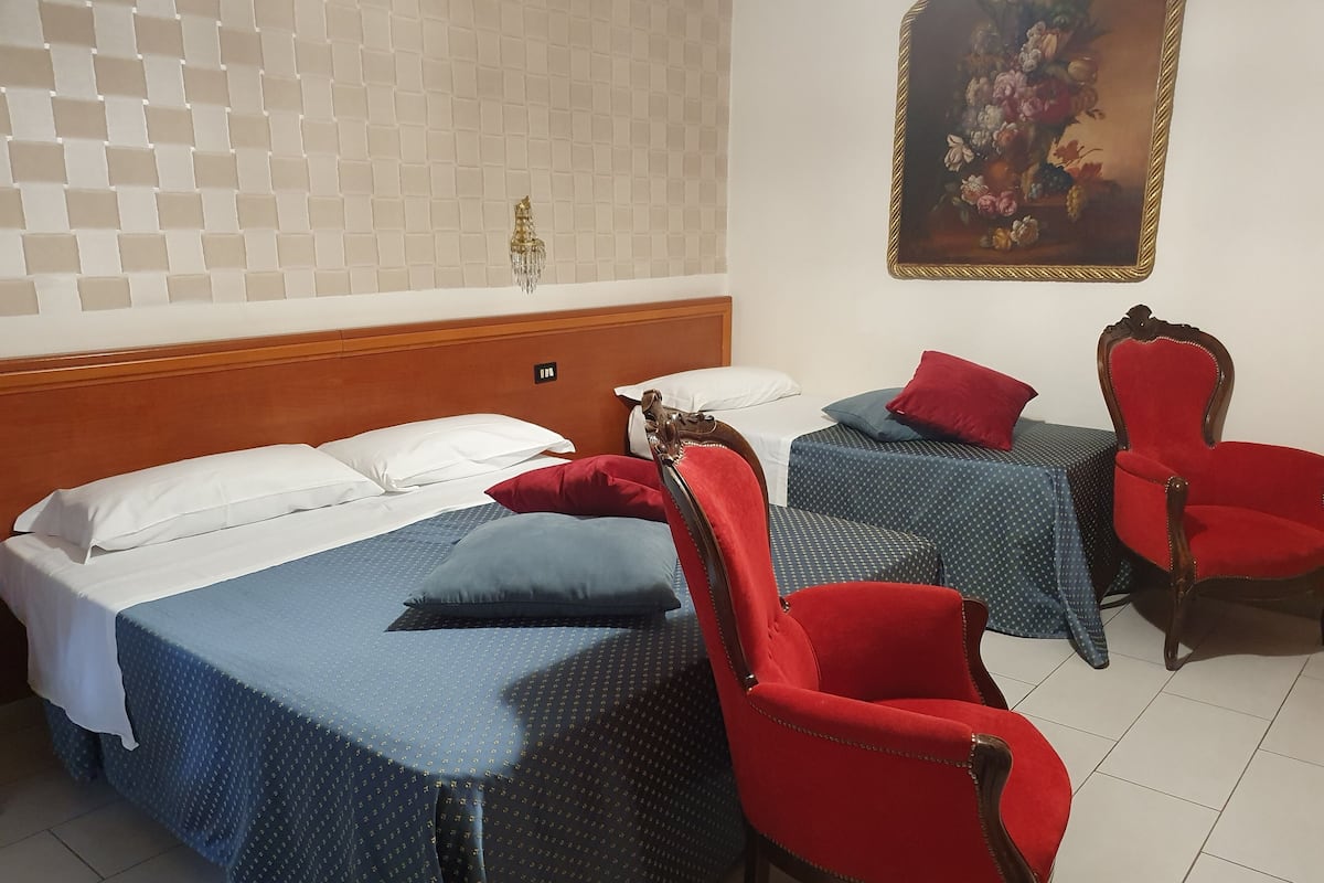Chambre Triple | 2 chambres, minibar, coffres-forts dans les chambres, bureau