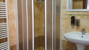 Camera con letto matrimoniale o 2 letti singoli | Bagno | Doccia, set di cortesia gratuito, asciugacapelli, accappatoio